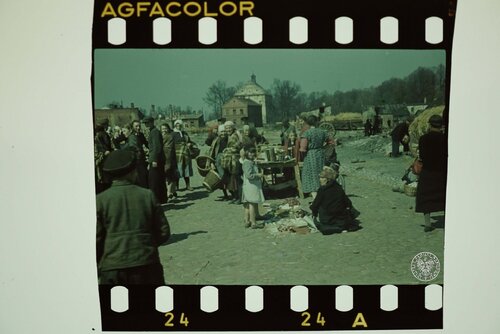 Kolorowe zdjęcie wykonane podczas służby Augusta Gauera w okupowanej Polsce (Spała/okolice, targowisko?, prawdopodobnie wiosna 1940 r.); IPN BU 3562/2/0025