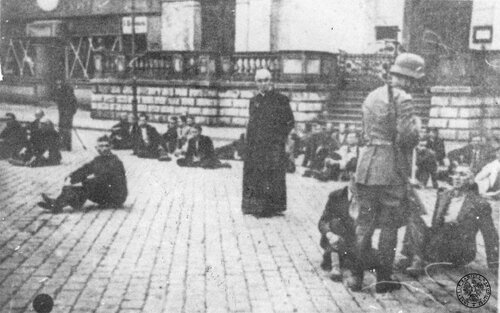 Polacy przed egzekucją z rąk Niemców - Stary Rynek w Bydgoszczy, wrzesień 1939 r. Fot. AIPN