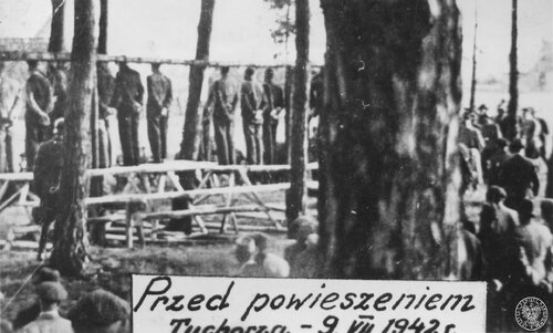 Dokonana przez Niemców egzekucja przez powieszenie 15 więźniów Fortu VII w Poznaniu w odwet za zastrzelenie żandarma Markwitza; 9 lipca 1942. Fot. AIPN