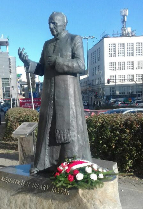 W 2014 roku w Gdyni stanął pomnik upamiętniający postać księdza Hilarego Jastaka
