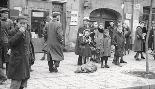 Ofiara głodu w getcie warszawskim, 1941 r. Fot. Bundesarchiv