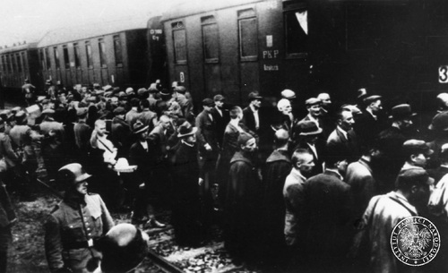 Załadunek więźniów z więzienia tarnowskiego, do wagonów osobowych na stacji kolejowej w Tarnowie (jeden z pierwszych transportów jaki odjechał do KL Auschwitz), 1940 r. Fot. AIPN