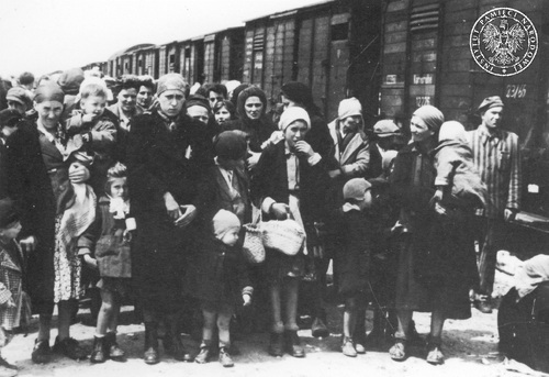 Kobiety i dzieci po przybyciu na rampę w Brzezince, maj 1944 r. Fot. AIPN