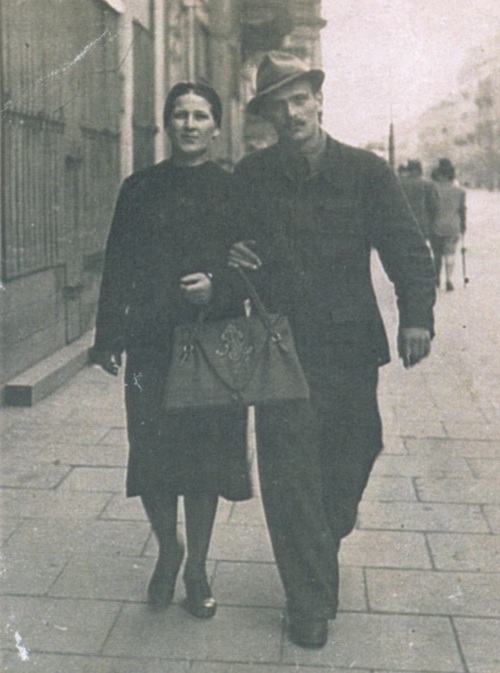 Samuel Willenberg z matką na ulicy Warszawy w latach wojny. Fot. muzeumtreblinka.eu