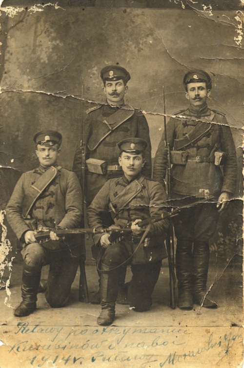 Pocztówka pamiątkowa ochotnika Legionu Polskiego wysłana do rodziców. Tekst na awersie: <i>Puławy po otrzymaniu karabinów i naboi 1914 r. Morawski Jan</i>. Fot. ze zbiorówWojskowego Biura Historycznego