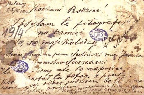 Rewers: <i>Puławy 25 II 1915 r. Kochani Rodzice! Posyłam tę fotografię na pamięć Są to moi koledzy: Jan Morawski, klęczą z lewa na prawo Suliński, drugi Jarzembowski, Bronisław Sarnacki. Źle stanęliśmy ale to naprędce. Ktoby dostał tę fotog[rafię] z poczty,  proszę więc oddać rodzicom, bo tę jedną tylko posyłam. Kto połuczit etu kartoczku proszu nie zadzerżywat’ a peredat’ roditielam</i>. Fot. ze zbiorówWojskowego Biura Historycznego