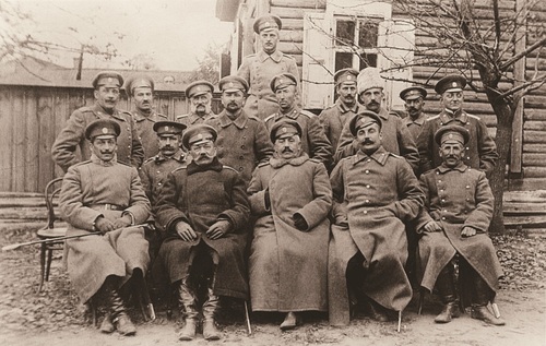 Dowództwo Legionu Puławskiego. Stoją od lewej: chor. Lear, Matuszewicz, chor. Bojanowski, por. Żurakowski, chor. Kalinowski, chor. Okołowicz, Antoni Reutt, chor. Rummel, chor. Borowski, chor. Bukaty, siedzą: chor. Lisel, dr Jan Załuska, płk Jan Rządkowski, płk Borowicz, chor. Jelski, chor. Goleniowski. Fot. ze zbiorówWojskowego Biura Historycznego