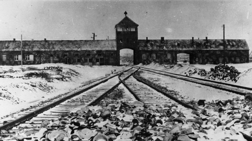 Widok na bramę KL Auschwitz wstyczniu 1945 r. (IPN)
