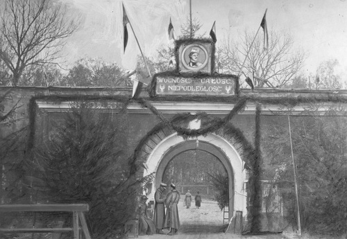 Brama wiodąca do twierdzy Bobrujsk udekorowana z okazji święta 3 Maja w 1918 r. Fot. NAC