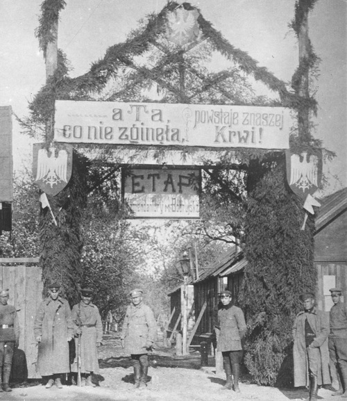Jedna z bram wzniesionych w Bobrujsku z okazji święta 3 Maja w 1918 r. Fot. NAC