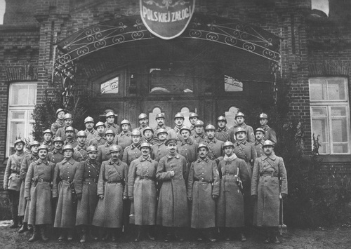 I Korpus Polski - grupa oficerów 1 pułku inżynierii przed jednym z budynków twierdzy Bobrujsk. Fot. NAC