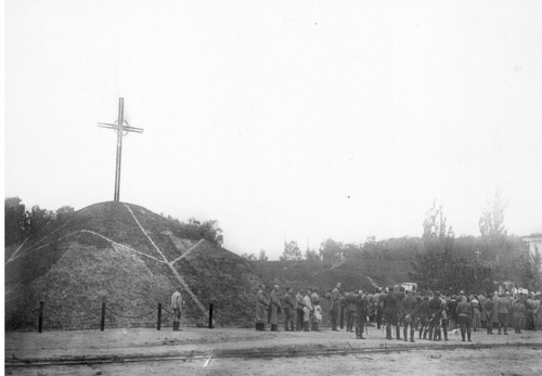 Poświęcenie kopca ku czci poległych żołnierzy I Korpusu Polskiego, 1918 r. Fot. NAC