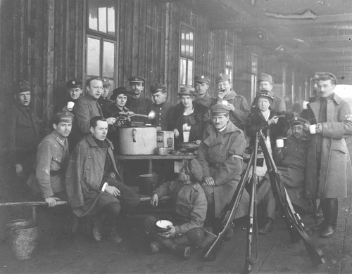 Punkt zaprowiantowania Straży Obywatelskiej w Krakowie, 9 stycznia 1919 r. Widoczne ustawione w kozioł karabiny Mannlicher M1895. Fot. NAC