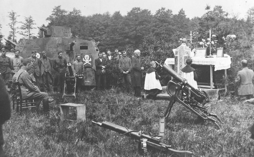 Powstańcy śląscy uczestniczą w mszy polowej, 1921 r. Widoczne ciężkie karabiny maszynowe Maxim wz. 1908 na podstawie saneczkowej i lekki karabin maszynowy MG 08/15. W tle samochód pancerny Erhardt M1917 noszący nazwę "Górny Śląsk-Alzacja". Fot. NAC