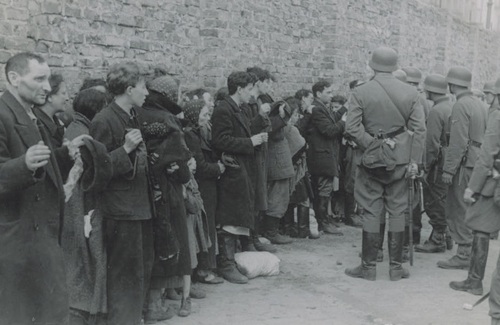 Żydzi przed wywiezieniem do Treblinki. Fot. Raport Stroopa/AIPN