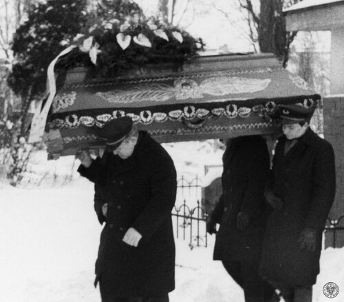 Oprócz Jana Stawisińskiego zginęło jeszcze 8 górników z Kopalni "Wujek". Na zdjęciu pogrzeb Józefa Czekalskiego, jednej z osób poległych 16 XII 1981 r.