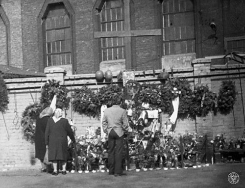 Obserwacja osób składających wieńce pod pomnikiem poległych górników KWK "Wujek" (zdjęcie wykonane z ukrycia przez funkcjonariuszy komunistycznej bezpieki)