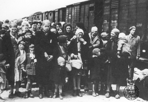 Kobiety i dzieci po przybyciu na rampę obozu KL Auschwitz-Birkenau, maj 1944 r. Fot. AIPN