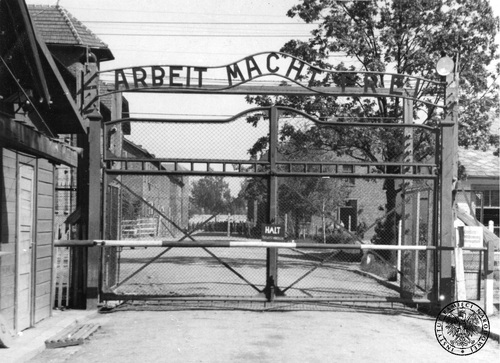 Brama główna KL Auschwitz, maj 1945 r. Fot. AIPN