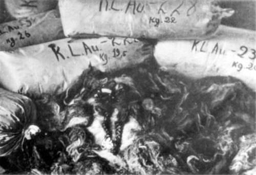 Sterty worków z włosami kobiet zamordowanych w KL Auschwitz-Birkenau. Włosy zostały zapakowane przez Niemców i przygotowane do wysyłki w celu wykorzystania przemysłowego; 1945 r. po wyzwoleniu obozu. (IPN)
