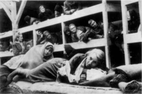 KL Auschwitz-Birkenau – więźniarki wewnątrz baraku; 1945 r. (IPN)