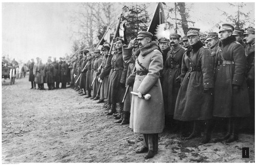 Dekoracja herbu Lwowa srebrnym krzyżem Virtuti Militari. Lwów, 22 listopada 1920. Ze zbiorów Narodowego Archiwum Cyfrowego