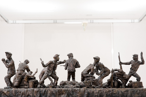 <i>Bunt więźniów</i>, rzeźba Samuela Willenberga. Fot. S. Kasper (IPN). Scena przedstawia buntowników strzelających z karabinów i rzucających granatami. Kilku z nich dosięgła już wroga kula.