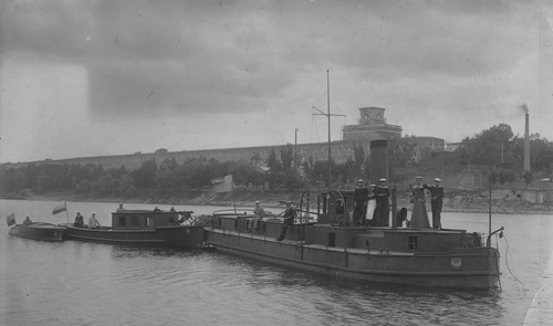 Monitor rzeczny wpływający do portu wojennego w celu naprawy. W tle zabudowania twierdzy Modlin, 1925 r. Fot. NAC