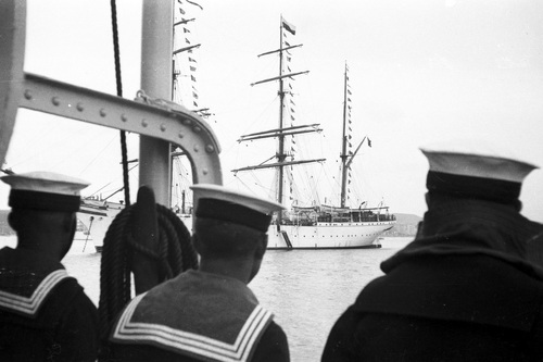 Marynarze na pokładzie jednego z okrętów uczestniczący w uroczystościach Święta Morza w Gdyni. W głębi widoczny statek norweski Statsraad Lehmkuhl w gali banderowej, 31 lipca 1932 r. Fot. NAC