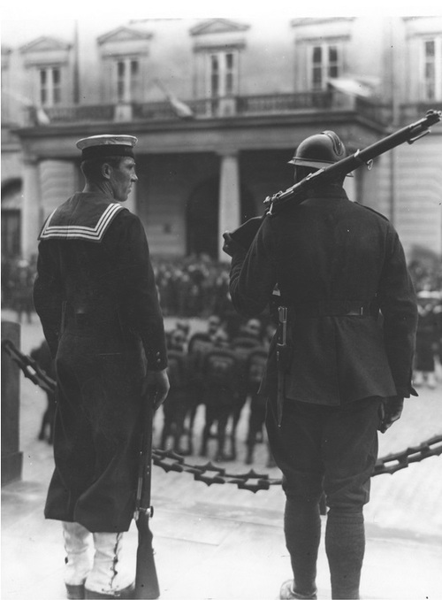 Marynarz z Gdyni podczas zmiany warty przed Komendą Miasta podczas obchodów Święta Morza w Warszawie, 28-19 czerwca 1933 r. Fot. NAC