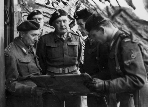 Odprawa 1. Dywizji Pancernej - ćwiczenia przed inwazją na kontynent. Od lewej: płk. dypl. Kazimierz Dworak, gen. Stanisław Maczek, rtm. T. Wysocki, lipiec 1944 r. Fot. NAC