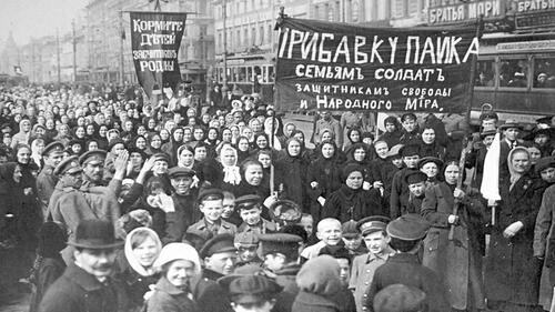 Demonstracja robotników z Zakładów Putiłowskich w Piotrogrodzie, marzec 1917 r. Fot. Wikimedia Commons/ domena publiczna