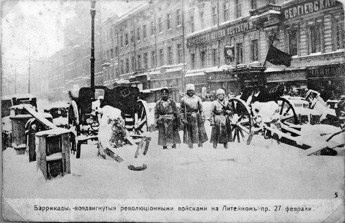 Barykady na Prospekcie Litiejnym w Piotrogrodzie w czasie rewolucji lutowej. Fot. Wikimedia Commons/ domena publiczna