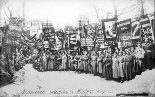 Demonstracja żołnierska przed Pałacem Taurydzkim, 1917 r. Fot. Wikimedia Commons/ domena publiczna