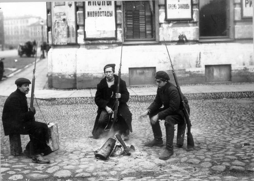 Czerwonogwardziści w Piotrogrodzie, 1917 r. Fot. Wikimedia Commons/ domena publiczna