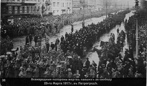Oficjalny pogrzeb poległych za rewolucję. Fot. Wikimedia Commons/ domena publiczna