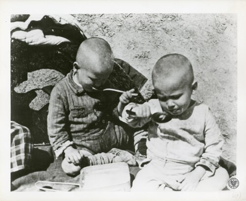Dzieci polskie deportowane przez sowiecką Rosję na nieludzką ziemię; 1941. Fot. AIPN