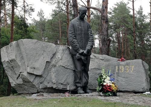 Pomnik poświęcony ofiarom represji sowieckich z 1937 w Bykowni k. Kijowa. (fot. Piotr Życieński, IPN)