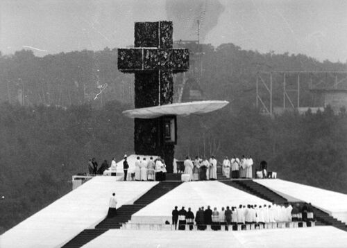 Ołtarz przygotowany na mszę papieską w Katowicach-Muchowcu, 20 VI 1983 r. (fot. AIPN)