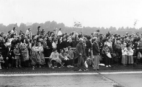 Wierni witający papieża Jana Pawła II przed mszą. Zdjęcie ze spotkania z papieżem w Katowicach-Muchowcu, 20 VI 1983 r.