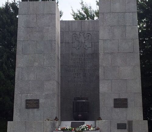 Pomnik polskich ofiar KL Mauthausen-Gusen wg proj. Stanisława Sikory i Teodora Bursze (Bursche) (źródło: Wikipedia/Jadamta/CC BY-SA 4.0)