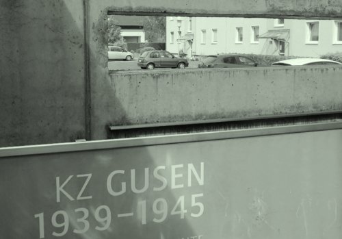 Widok prrzez mur obozu w Gusen (fot. Joanna Lubecka, IPN)