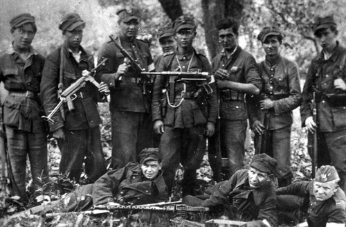 Żołnierze batalionu kapitana Kazimierza Filipowicza „Korda”, czerwiec 1944 roku. Na zdjęciu, wykonanym w plenerze (las), widać grupę żołnierzy Armii Krajowej: ośmiu stoi, a trzech leży na ziemi. Żołnierze - zgodnie z konspiracyjnymi warunkami - są ubrani w elementy umundurowania letniego, w tym Wojska Polskiego; większość na głowach ma rogatywki polowe, jeden nosi furażerkę, jeden ma odkrytą głowę. Żołnierze są uzbrojeni w pistolety maszynowe i karabiny oraz broń osobistą; na ziemi stoi lekki ręczny karabin maszynowy. Ze zbiorów Światowego Związku Żołnierzy Armii Krajowej Okręg Wołyń.