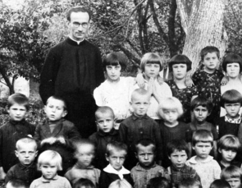 Ks. Jan Zieja z dziećmi na Polesiu Fot. Diecezja Drohiczyńska