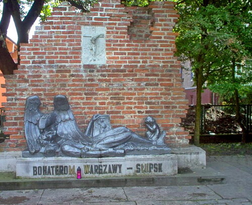 W Słupsku z inicjatywy ks. Jana Zieji powstał pierwszy i przez lata jedyny w Polsce pomnik upamiętniający Powstanie Warszawskie. Fot. Wikimedia Commons/Mateusz P (CC BY-SA 3.0)