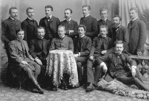 Kazimierz Bartel (stoi drugi z lewej) z kolegami ze studiów. Fot. ze zbiorów Muzeum Historii Polski w Warszawie