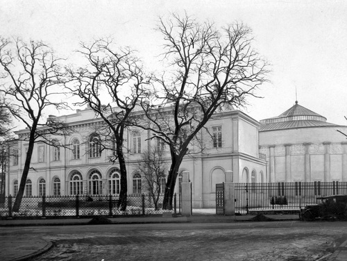 Gmach Senatu i Sejmu RP, 1930 r. Z przodu dawny gmach szkolny, w głębi charakterystyczna bryła nowej amfiteatralnej sali posiedzeń.