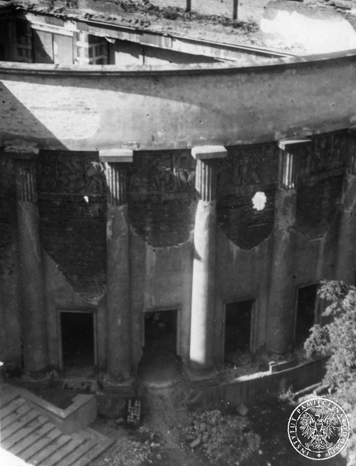 Wojenne zniszczenia gmachu Sejmu, lipiec 1945 r. Widok zewnętrzny. Zniszczona elewacja, brak dachu, gruz.