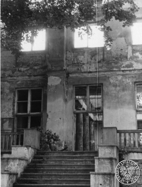 Fragment zniszczeń gmachu Sejmu. Widok na schody zewnętrzne, lipiec 1945 r. Zniszczona elewacja, gruz, brak okien.