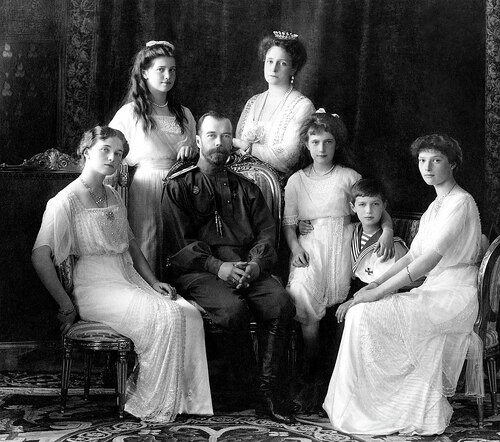 Car Mikołaj II z rodziną na oficjalnej fotografii z 1913 r. Fot. Wikimedia Commons/ domena publiczna